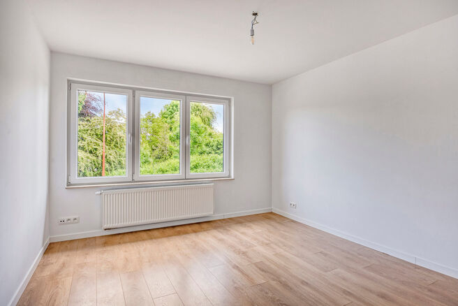 Cette maison entièrement rénovée est située dans le quartier prisé, verdoyant et à faible circulation d’Abtsdal, à distance de marche du centre de Grimbergen.
Le quartier est réputé pour son caractère familial, sa proximité avec les écoles, 