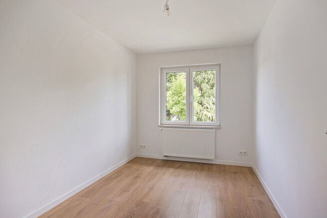 Cette maison entièrement rénovée est située dans le quartier prisé, verdoyant et à faible circulation d’Abtsdal, à distance de marche du centre de Grimbergen.
Le quartier est réputé pour son caractère familial, sa proximité avec les écoles, 