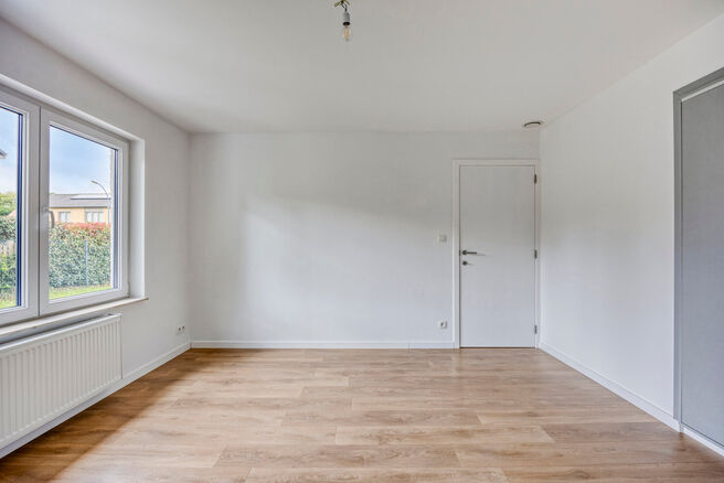 Cette maison entièrement rénovée est située dans le quartier prisé, verdoyant et à faible circulation d’Abtsdal, à distance de marche du centre de Grimbergen.
Le quartier est réputé pour son caractère familial, sa proximité avec les écoles, 