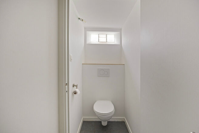 Cette maison entièrement rénovée est située dans le quartier prisé, verdoyant et à faible circulation d’Abtsdal, à distance de marche du centre de Grimbergen.
Le quartier est réputé pour son caractère familial, sa proximité avec les écoles, 