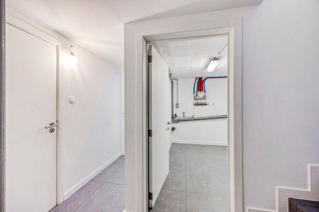Cette maison entièrement rénovée est située dans le quartier prisé, verdoyant et à faible circulation d’Abtsdal, à distance de marche du centre de Grimbergen.
Le quartier est réputé pour son caractère familial, sa proximité avec les écoles, 