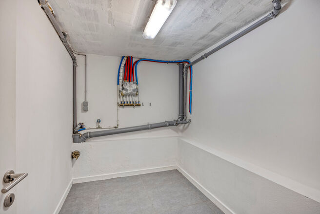 Cette maison entièrement rénovée est située dans le quartier prisé, verdoyant et à faible circulation d’Abtsdal, à distance de marche du centre de Grimbergen.
Le quartier est réputé pour son caractère familial, sa proximité avec les écoles, 