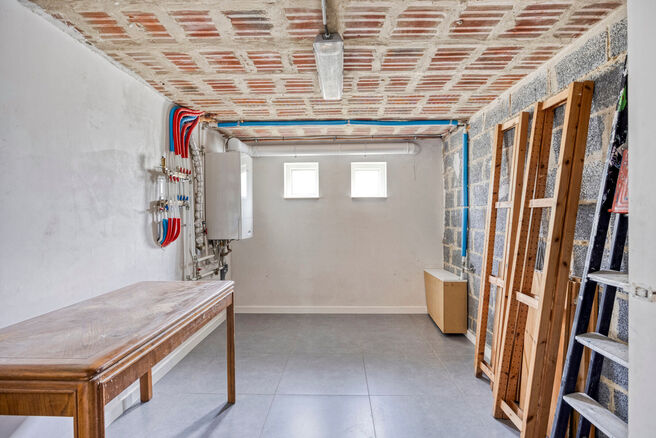 Cette maison entièrement rénovée est située dans le quartier prisé, verdoyant et à faible circulation d’Abtsdal, à distance de marche du centre de Grimbergen.
Le quartier est réputé pour son caractère familial, sa proximité avec les écoles, 