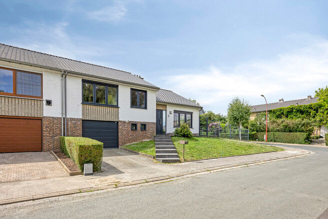 Cette maison entièrement rénovée est située dans le quartier prisé, verdoyant et à faible circulation d’Abtsdal, à distance de marche du centre de Grimbergen.
Le quartier est réputé pour son caractère familial, sa proximité avec les écoles, 