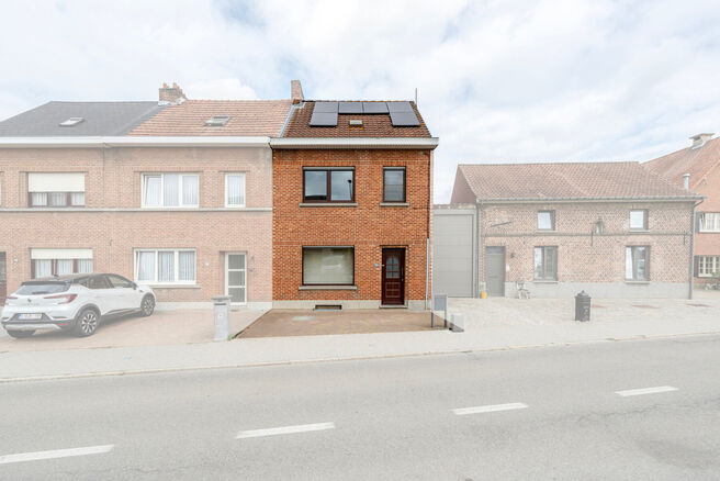 Cette maison idéalement située près du centre de Grimbergen allie une excellente localisation à un cadre verdoyant.
Elle dispose de trois chambres, d’un vaste grenier de 37m² offrant le potentiel de créer deux pièces supplémentaires, ainsi que d