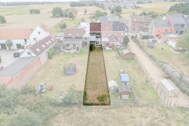 Cette maison idéalement située près du centre de Grimbergen allie une excellente localisation à un cadre verdoyant.
Elle dispose de trois chambres, d’un vaste grenier de 37m² offrant le potentiel de créer deux pièces supplémentaires, ainsi que d