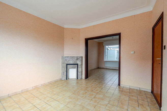 Cette maison idéalement située près du centre de Grimbergen allie une excellente localisation à un cadre verdoyant.
Elle dispose de trois chambres, d’un vaste grenier de 37m² offrant le potentiel de créer deux pièces supplémentaires, ainsi que d