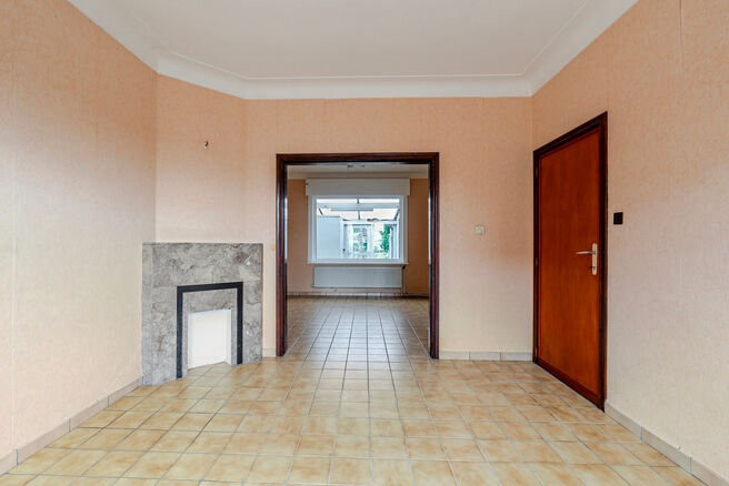 Cette maison idéalement située près du centre de Grimbergen allie une excellente localisation à un cadre verdoyant.
Elle dispose de trois chambres, d’un vaste grenier de 37m² offrant le potentiel de créer deux pièces supplémentaires, ainsi que d