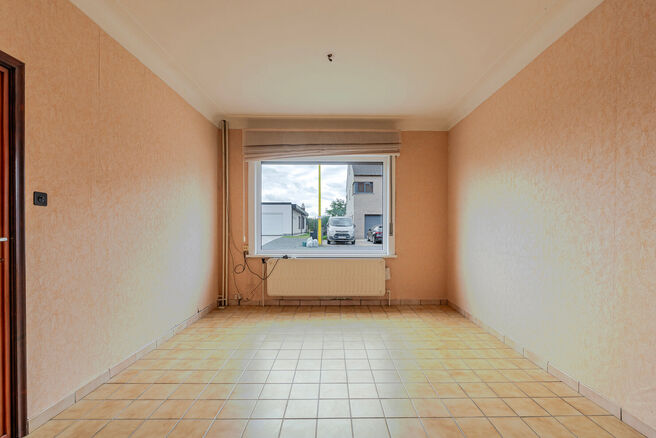 Cette maison idéalement située près du centre de Grimbergen allie une excellente localisation à un cadre verdoyant.
Elle dispose de trois chambres, d’un vaste grenier de 37m² offrant le potentiel de créer deux pièces supplémentaires, ainsi que d