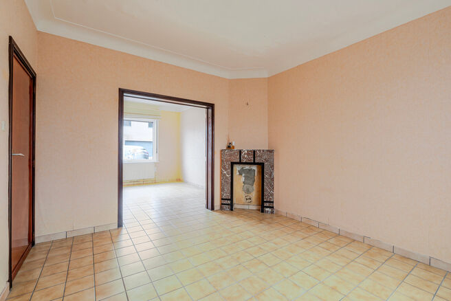 Cette maison idéalement située près du centre de Grimbergen allie une excellente localisation à un cadre verdoyant.
Elle dispose de trois chambres, d’un vaste grenier de 37m² offrant le potentiel de créer deux pièces supplémentaires, ainsi que d