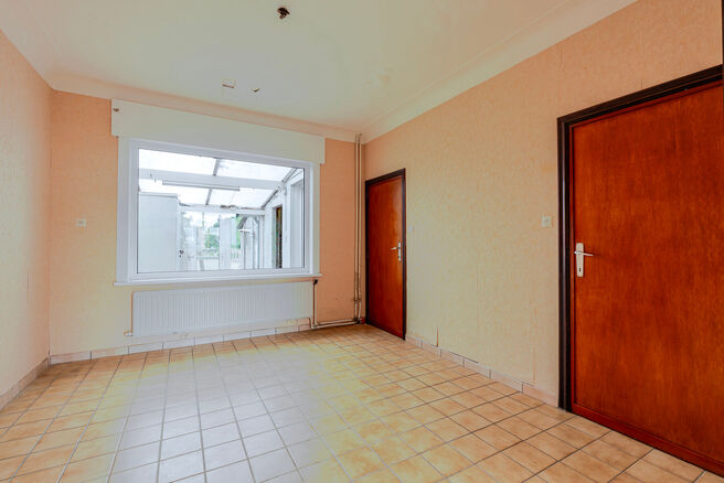 Cette maison idéalement située près du centre de Grimbergen allie une excellente localisation à un cadre verdoyant.
Elle dispose de trois chambres, d’un vaste grenier de 37m² offrant le potentiel de créer deux pièces supplémentaires, ainsi que d