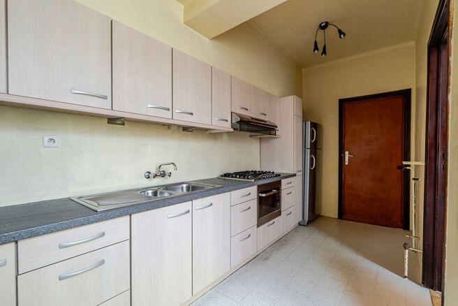 Cette maison idéalement située près du centre de Grimbergen allie une excellente localisation à un cadre verdoyant.
Elle dispose de trois chambres, d’un vaste grenier de 37m² offrant le potentiel de créer deux pièces supplémentaires, ainsi que d