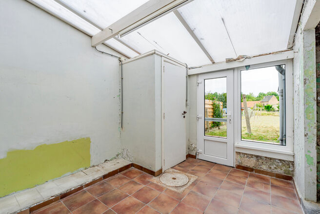 Cette maison idéalement située près du centre de Grimbergen allie une excellente localisation à un cadre verdoyant.
Elle dispose de trois chambres, d’un vaste grenier de 37m² offrant le potentiel de créer deux pièces supplémentaires, ainsi que d