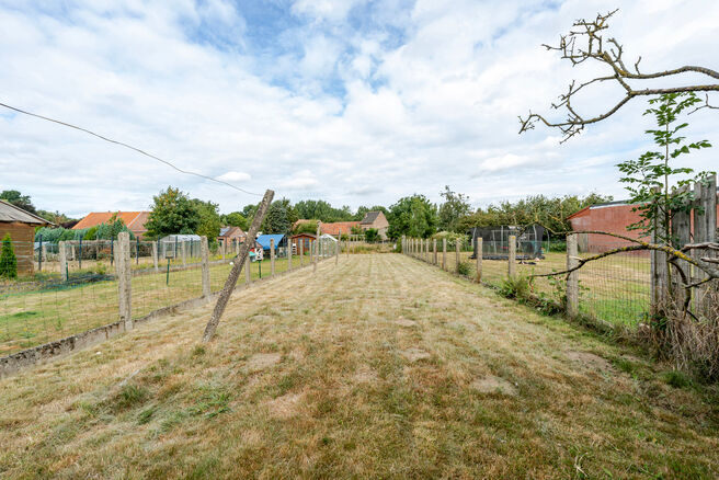 Cette maison idéalement située près du centre de Grimbergen allie une excellente localisation à un cadre verdoyant.
Elle dispose de trois chambres, d’un vaste grenier de 37m² offrant le potentiel de créer deux pièces supplémentaires, ainsi que d