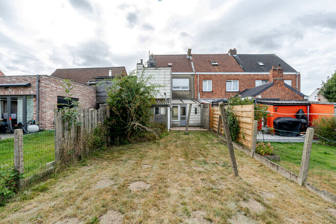 Cette maison idéalement située près du centre de Grimbergen allie une excellente localisation à un cadre verdoyant.
Elle dispose de trois chambres, d’un vaste grenier de 37m² offrant le potentiel de créer deux pièces supplémentaires, ainsi que d