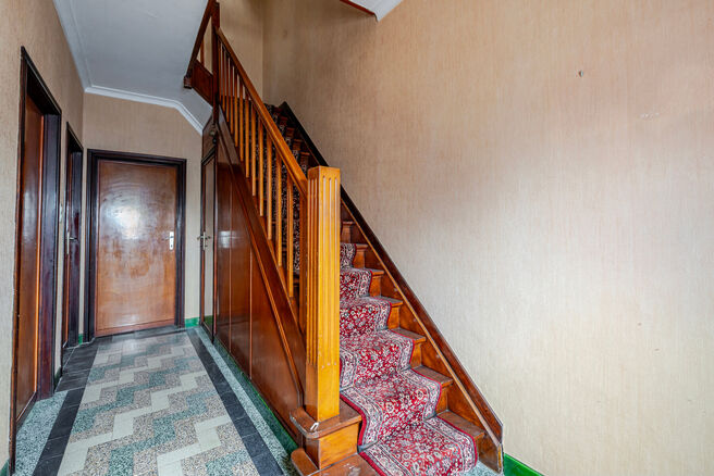 Cette maison idéalement située près du centre de Grimbergen allie une excellente localisation à un cadre verdoyant.
Elle dispose de trois chambres, d’un vaste grenier de 37m² offrant le potentiel de créer deux pièces supplémentaires, ainsi que d
