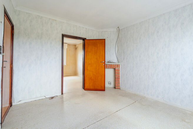 Cette maison idéalement située près du centre de Grimbergen allie une excellente localisation à un cadre verdoyant.
Elle dispose de trois chambres, d’un vaste grenier de 37m² offrant le potentiel de créer deux pièces supplémentaires, ainsi que d