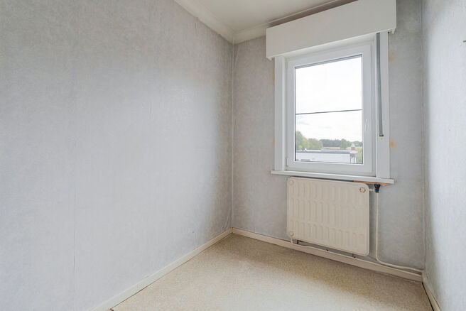 Cette maison idéalement située près du centre de Grimbergen allie une excellente localisation à un cadre verdoyant.
Elle dispose de trois chambres, d’un vaste grenier de 37m² offrant le potentiel de créer deux pièces supplémentaires, ainsi que d