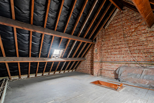 Cette maison idéalement située près du centre de Grimbergen allie une excellente localisation à un cadre verdoyant.
Elle dispose de trois chambres, d’un vaste grenier de 37m² offrant le potentiel de créer deux pièces supplémentaires, ainsi que d
