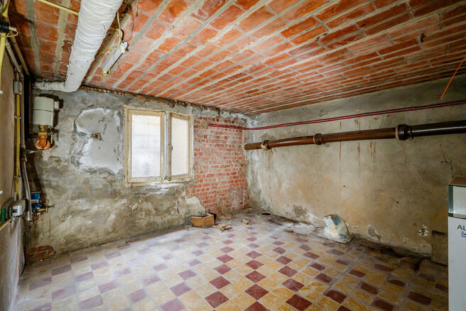 Cette maison idéalement située près du centre de Grimbergen allie une excellente localisation à un cadre verdoyant.
Elle dispose de trois chambres, d’un vaste grenier de 37m² offrant le potentiel de créer deux pièces supplémentaires, ainsi que d