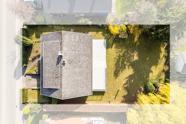 Cette spacieuse maison familiale avec 5 chambres et 2 salles de bains est situ&eacute;e dans un quartier r&eacute;sidentiel recherch&eacute; &agrave; Grimbergen, dans une rue calme en cul-de-sac. La maison offre une distribution pratique, de beaux volumes ainsi qu&rsquo;un grand gar