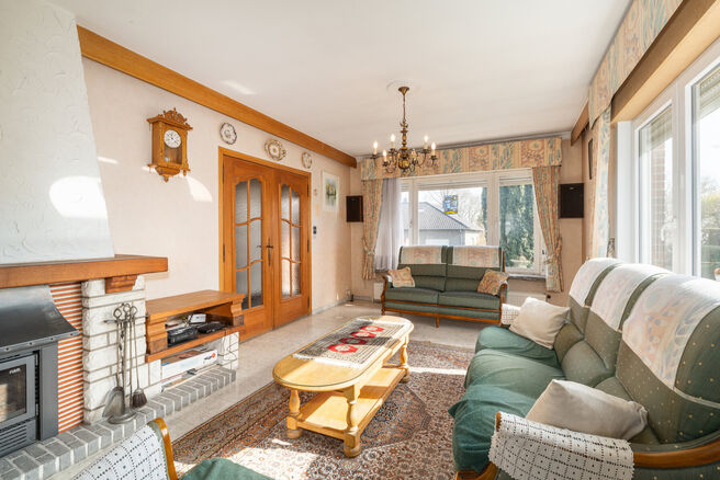 Cette spacieuse maison familiale avec 5 chambres et 2 salles de bains est situ&eacute;e dans un quartier r&eacute;sidentiel recherch&eacute; &agrave; Grimbergen, dans une rue calme en cul-de-sac. La maison offre une distribution pratique, de beaux volumes ainsi qu&rsquo;un grand gar