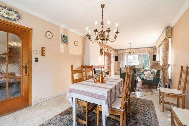 Cette spacieuse maison familiale avec 5 chambres et 2 salles de bains est situ&eacute;e dans un quartier r&eacute;sidentiel recherch&eacute; &agrave; Grimbergen, dans une rue calme en cul-de-sac. La maison offre une distribution pratique, de beaux volumes ainsi qu&rsquo;un grand gar