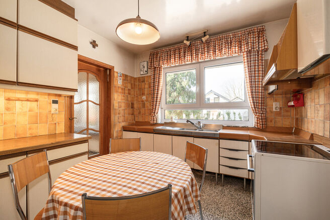 Cette spacieuse maison familiale avec 5 chambres et 2 salles de bains est situ&eacute;e dans un quartier r&eacute;sidentiel recherch&eacute; &agrave; Grimbergen, dans une rue calme en cul-de-sac. La maison offre une distribution pratique, de beaux volumes ainsi qu&rsquo;un grand gar