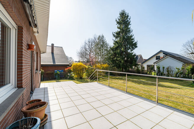 Cette spacieuse maison familiale avec 5 chambres et 2 salles de bains est situ&eacute;e dans un quartier r&eacute;sidentiel recherch&eacute; &agrave; Grimbergen, dans une rue calme en cul-de-sac. La maison offre une distribution pratique, de beaux volumes ainsi qu&rsquo;un grand gar