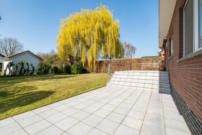 Cette spacieuse maison familiale avec 5 chambres et 2 salles de bains est situ&eacute;e dans un quartier r&eacute;sidentiel recherch&eacute; &agrave; Grimbergen, dans une rue calme en cul-de-sac. La maison offre une distribution pratique, de beaux volumes ainsi qu&rsquo;un grand gar