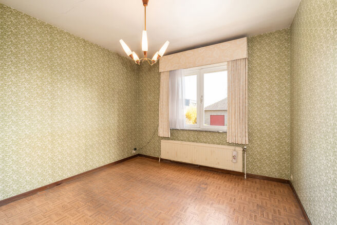 Cette spacieuse maison familiale avec 5 chambres et 2 salles de bains est situ&eacute;e dans un quartier r&eacute;sidentiel recherch&eacute; &agrave; Grimbergen, dans une rue calme en cul-de-sac. La maison offre une distribution pratique, de beaux volumes ainsi qu&rsquo;un grand gar