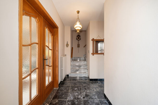 Cette spacieuse maison familiale avec 5 chambres et 2 salles de bains est situ&eacute;e dans un quartier r&eacute;sidentiel recherch&eacute; &agrave; Grimbergen, dans une rue calme en cul-de-sac. La maison offre une distribution pratique, de beaux volumes ainsi qu&rsquo;un grand gar