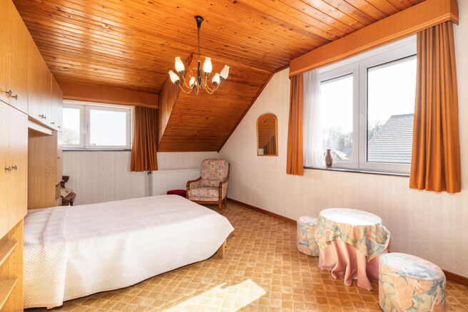 Cette spacieuse maison familiale avec 5 chambres et 2 salles de bains est situ&eacute;e dans un quartier r&eacute;sidentiel recherch&eacute; &agrave; Grimbergen, dans une rue calme en cul-de-sac. La maison offre une distribution pratique, de beaux volumes ainsi qu&rsquo;un grand gar