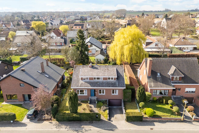 Cette spacieuse maison familiale avec 5 chambres et 2 salles de bains est situ&eacute;e dans un quartier r&eacute;sidentiel recherch&eacute; &agrave; Grimbergen, dans une rue calme en cul-de-sac. La maison offre une distribution pratique, de beaux volumes ainsi qu&rsquo;un grand gar