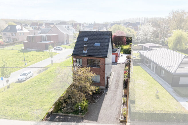 Cette maison familiale soign&eacute;e et spacieuse, comprenant 4 chambres et 2 salles de bains, est situ&eacute;e dans un quartier calme, r&eacute;sidentiel et &agrave; circulation limit&eacute;e, sur un beau terrain de 9a 12ca b&eacute;n&eacute;ficiant d&rsquo;une orientation sud-est id&eacute;ale. Gr&acirc;ce