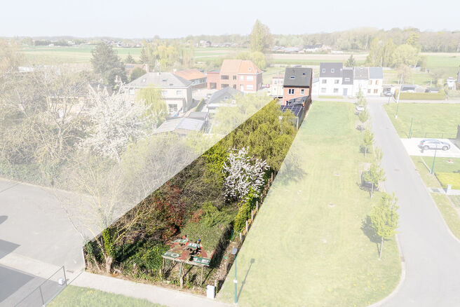 Cette maison familiale soign&eacute;e et spacieuse, comprenant 4 chambres et 2 salles de bains, est situ&eacute;e dans un quartier calme, r&eacute;sidentiel et &agrave; circulation limit&eacute;e, sur un beau terrain de 9a 12ca b&eacute;n&eacute;ficiant d&rsquo;une orientation sud-est id&eacute;ale. Gr&acirc;ce