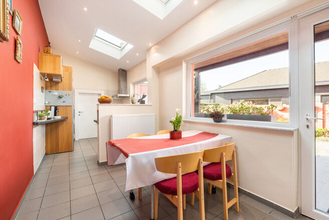 Cette maison familiale soign&eacute;e et spacieuse, comprenant 4 chambres et 2 salles de bains, est situ&eacute;e dans un quartier calme, r&eacute;sidentiel et &agrave; circulation limit&eacute;e, sur un beau terrain de 9a 12ca b&eacute;n&eacute;ficiant d&rsquo;une orientation sud-est id&eacute;ale. Gr&acirc;ce