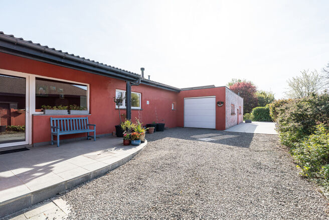 Cette maison familiale soign&eacute;e et spacieuse, comprenant 4 chambres et 2 salles de bains, est situ&eacute;e dans un quartier calme, r&eacute;sidentiel et &agrave; circulation limit&eacute;e, sur un beau terrain de 9a 12ca b&eacute;n&eacute;ficiant d&rsquo;une orientation sud-est id&eacute;ale. Gr&acirc;ce