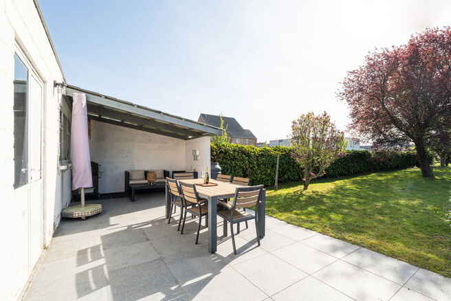 Cette maison familiale soign&eacute;e et spacieuse, comprenant 4 chambres et 2 salles de bains, est situ&eacute;e dans un quartier calme, r&eacute;sidentiel et &agrave; circulation limit&eacute;e, sur un beau terrain de 9a 12ca b&eacute;n&eacute;ficiant d&rsquo;une orientation sud-est id&eacute;ale. Gr&acirc;ce