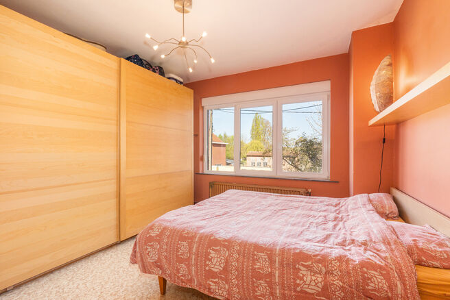 Cette maison familiale soign&eacute;e et spacieuse, comprenant 4 chambres et 2 salles de bains, est situ&eacute;e dans un quartier calme, r&eacute;sidentiel et &agrave; circulation limit&eacute;e, sur un beau terrain de 9a 12ca b&eacute;n&eacute;ficiant d&rsquo;une orientation sud-est id&eacute;ale. Gr&acirc;ce