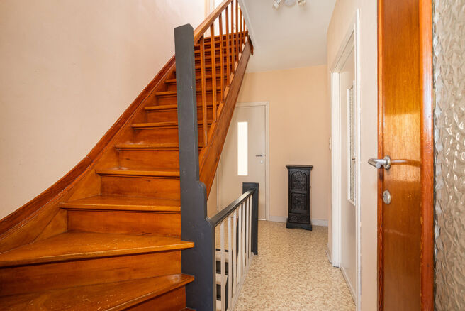 Cette maison familiale soign&eacute;e et spacieuse, comprenant 4 chambres et 2 salles de bains, est situ&eacute;e dans un quartier calme, r&eacute;sidentiel et &agrave; circulation limit&eacute;e, sur un beau terrain de 9a 12ca b&eacute;n&eacute;ficiant d&rsquo;une orientation sud-est id&eacute;ale. Gr&acirc;ce