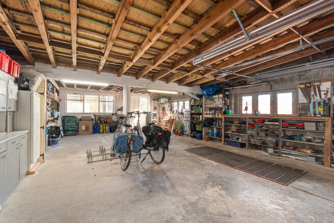 Cette maison familiale soign&eacute;e et spacieuse, comprenant 4 chambres et 2 salles de bains, est situ&eacute;e dans un quartier calme, r&eacute;sidentiel et &agrave; circulation limit&eacute;e, sur un beau terrain de 9a 12ca b&eacute;n&eacute;ficiant d&rsquo;une orientation sud-est id&eacute;ale. Gr&acirc;ce