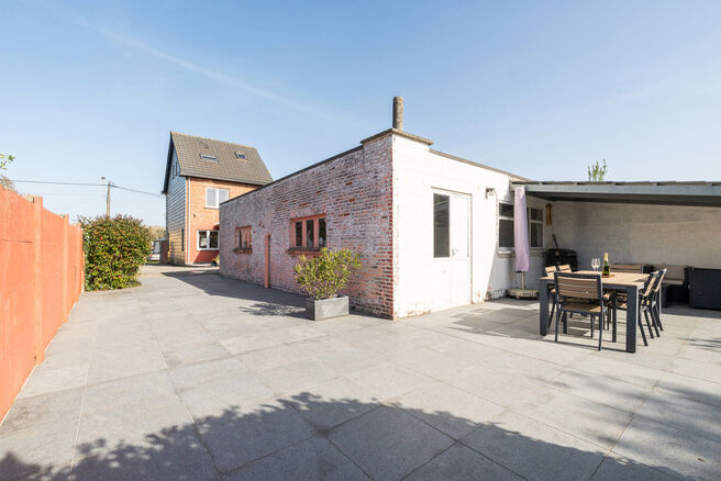 Cette maison familiale soign&eacute;e et spacieuse, comprenant 4 chambres et 2 salles de bains, est situ&eacute;e dans un quartier calme, r&eacute;sidentiel et &agrave; circulation limit&eacute;e, sur un beau terrain de 9a 12ca b&eacute;n&eacute;ficiant d&rsquo;une orientation sud-est id&eacute;ale. Gr&acirc;ce