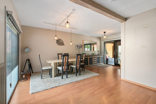 Cette maison unifamiliale de 4 chambres et 2 salles de bains est situ&eacute;e dans un quartier r&eacute;sidentiel calme, avec peu de circulation.
La propri&eacute;t&eacute; dispose d&rsquo;un grand jardin orient&eacute; sud-ouest, offrant une vue verdoyante et champ&ecirc;tre.
Gr&acirc;ce &agrave; sa si