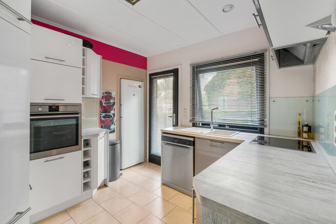 Cette maison unifamiliale de 4 chambres et 2 salles de bains est situ&eacute;e dans un quartier r&eacute;sidentiel calme, avec peu de circulation.
La propri&eacute;t&eacute; dispose d&rsquo;un grand jardin orient&eacute; sud-ouest, offrant une vue verdoyante et champ&ecirc;tre.
Gr&acirc;ce &agrave; sa si