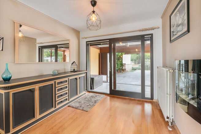 Cette maison unifamiliale de 4 chambres et 2 salles de bains est situ&eacute;e dans un quartier r&eacute;sidentiel calme, avec peu de circulation.
La propri&eacute;t&eacute; dispose d&rsquo;un grand jardin orient&eacute; sud-ouest, offrant une vue verdoyante et champ&ecirc;tre.
Gr&acirc;ce &agrave; sa si