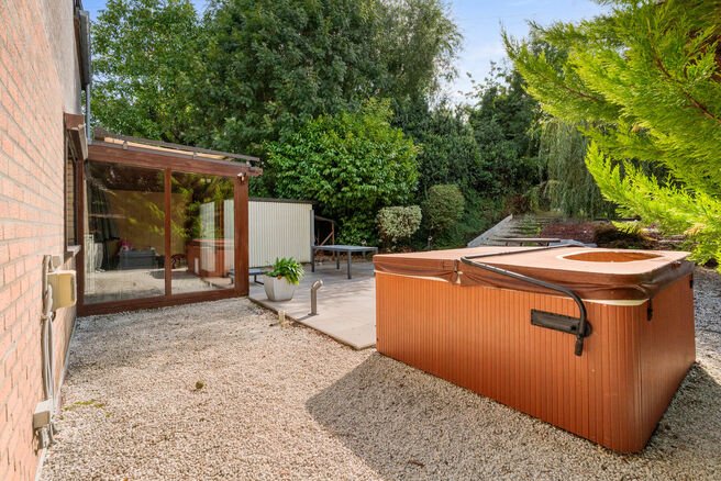 Cette maison unifamiliale de 4 chambres et 2 salles de bains est situ&eacute;e dans un quartier r&eacute;sidentiel calme, avec peu de circulation.
La propri&eacute;t&eacute; dispose d&rsquo;un grand jardin orient&eacute; sud-ouest, offrant une vue verdoyante et champ&ecirc;tre.
Gr&acirc;ce &agrave; sa si