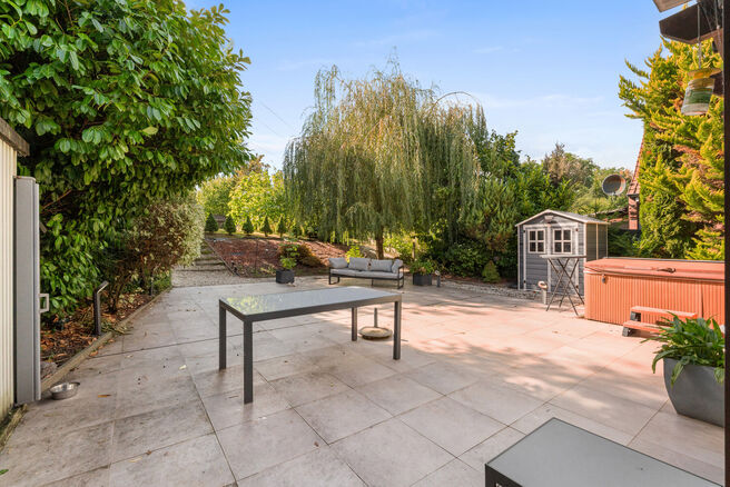 Cette maison unifamiliale de 4 chambres et 2 salles de bains est situ&eacute;e dans un quartier r&eacute;sidentiel calme, avec peu de circulation.
La propri&eacute;t&eacute; dispose d&rsquo;un grand jardin orient&eacute; sud-ouest, offrant une vue verdoyante et champ&ecirc;tre.
Gr&acirc;ce &agrave; sa si