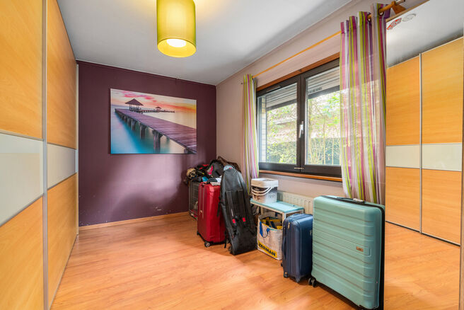 Cette maison unifamiliale de 4 chambres et 2 salles de bains est situ&eacute;e dans un quartier r&eacute;sidentiel calme, avec peu de circulation.
La propri&eacute;t&eacute; dispose d&rsquo;un grand jardin orient&eacute; sud-ouest, offrant une vue verdoyante et champ&ecirc;tre.
Gr&acirc;ce &agrave; sa si