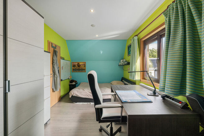 Cette maison unifamiliale de 4 chambres et 2 salles de bains est situ&eacute;e dans un quartier r&eacute;sidentiel calme, avec peu de circulation.
La propri&eacute;t&eacute; dispose d&rsquo;un grand jardin orient&eacute; sud-ouest, offrant une vue verdoyante et champ&ecirc;tre.
Gr&acirc;ce &agrave; sa si